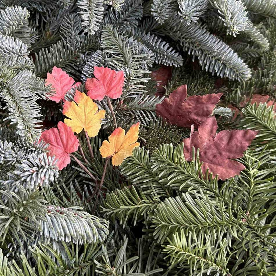 Löv i 3 färger. 12 st. ca 4 cm