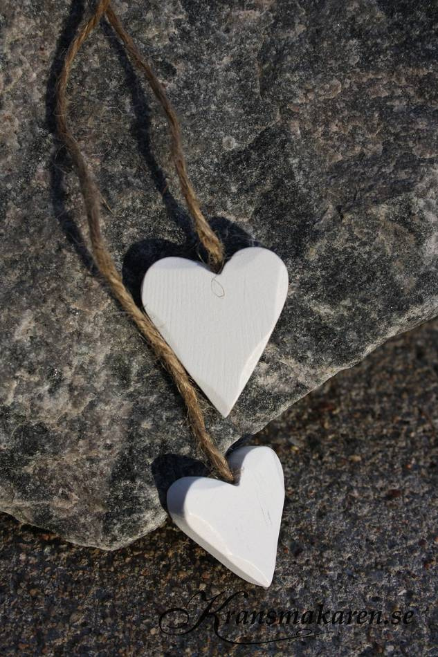 Hjärtan på natursnöre 2 st, rundade, Vita.