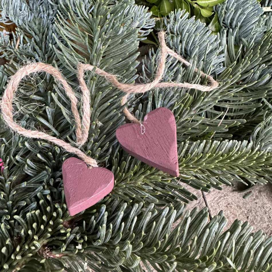 Hjärtan på natursnöre, 2 st, mörkröd.