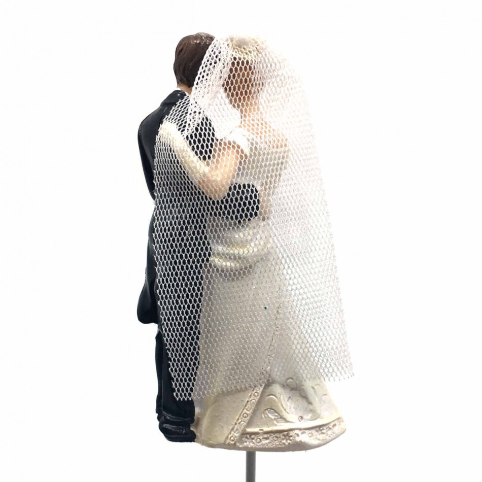 Brudpar, 8 x 4.5 cm. Brud vänster