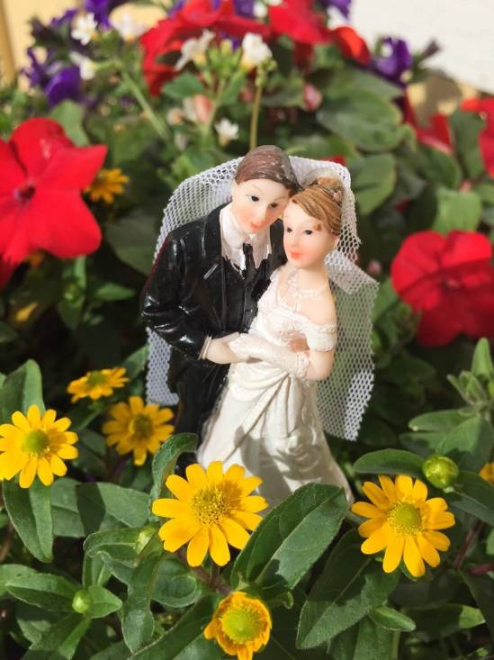 Brudpar i blommorna till bordsdukningen