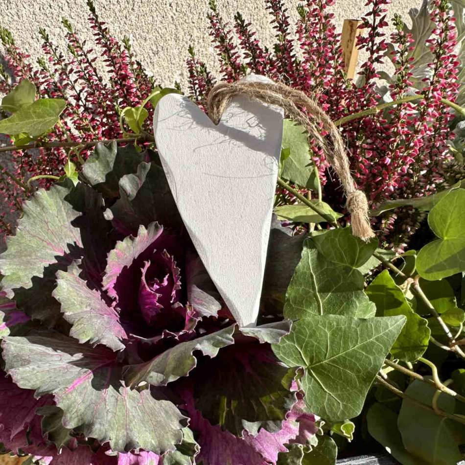 Hjärta, vit med hänge 5 x 10 cm