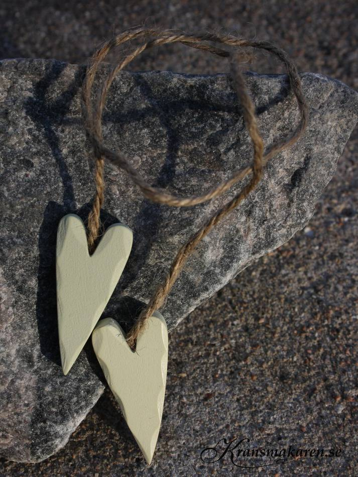 Hjärtan 2 st på natursnöre. Olivfärgade