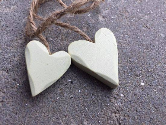 Hjärtan 2 st på natursnöre, rundade. Olivfärgade