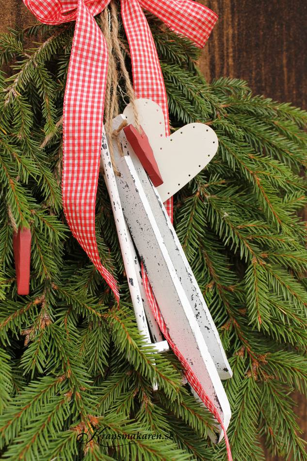 Hjärtan 2 st på natursnöre, avlånga, Brunröda