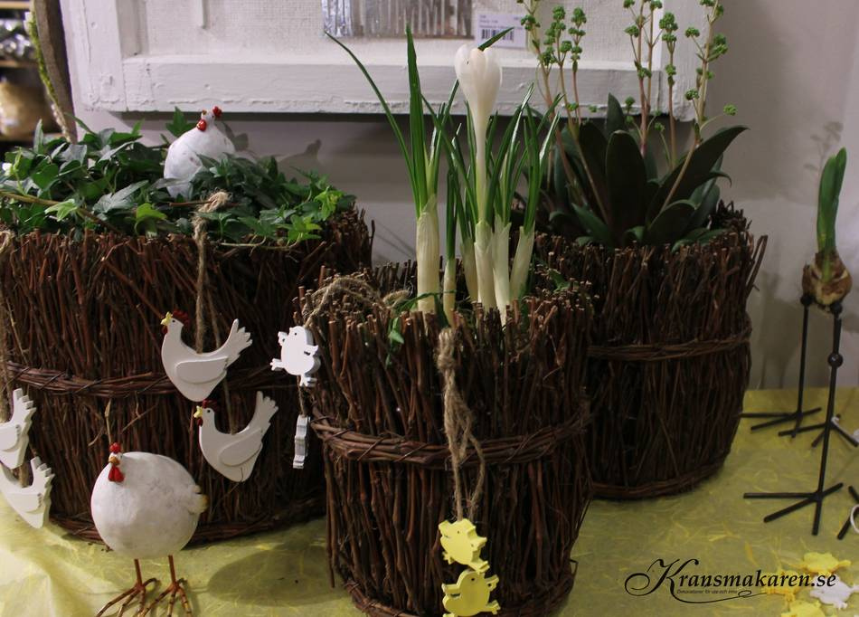 Hönor på natursnöre. 