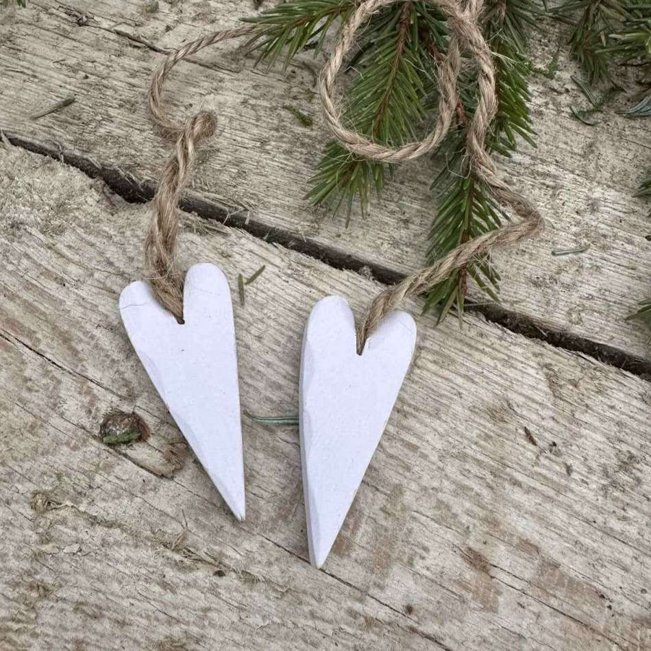 Hjärtan 2 st på natursnöre. Ljuslila