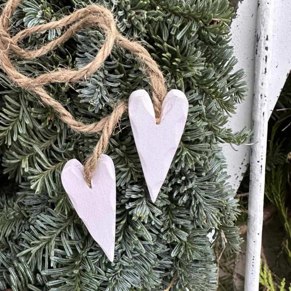 Hjärtan 2 st på natursnöre. Ljuslila