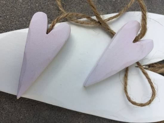 Hjärtan 2 st på natursnöre. Ljuslila