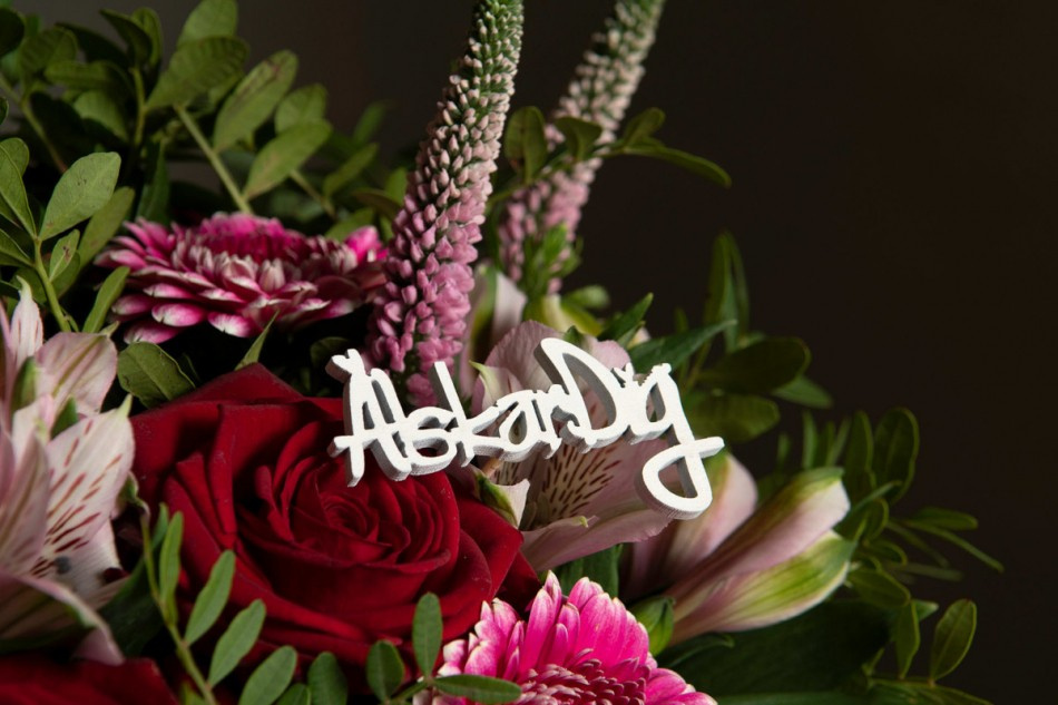 Blomsterarrangemang med skylt älskar dig