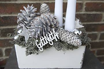 Blomsterarrangemang med skylt