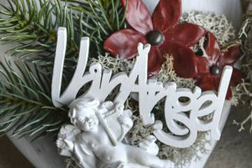 Dekorera med skyltar i blomsterarrangemang