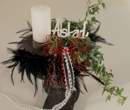 Kruka med ljus blommor och skylt älskad