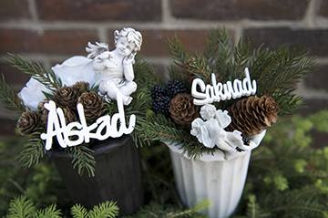 Vaser dekorerade med kottar och skylt