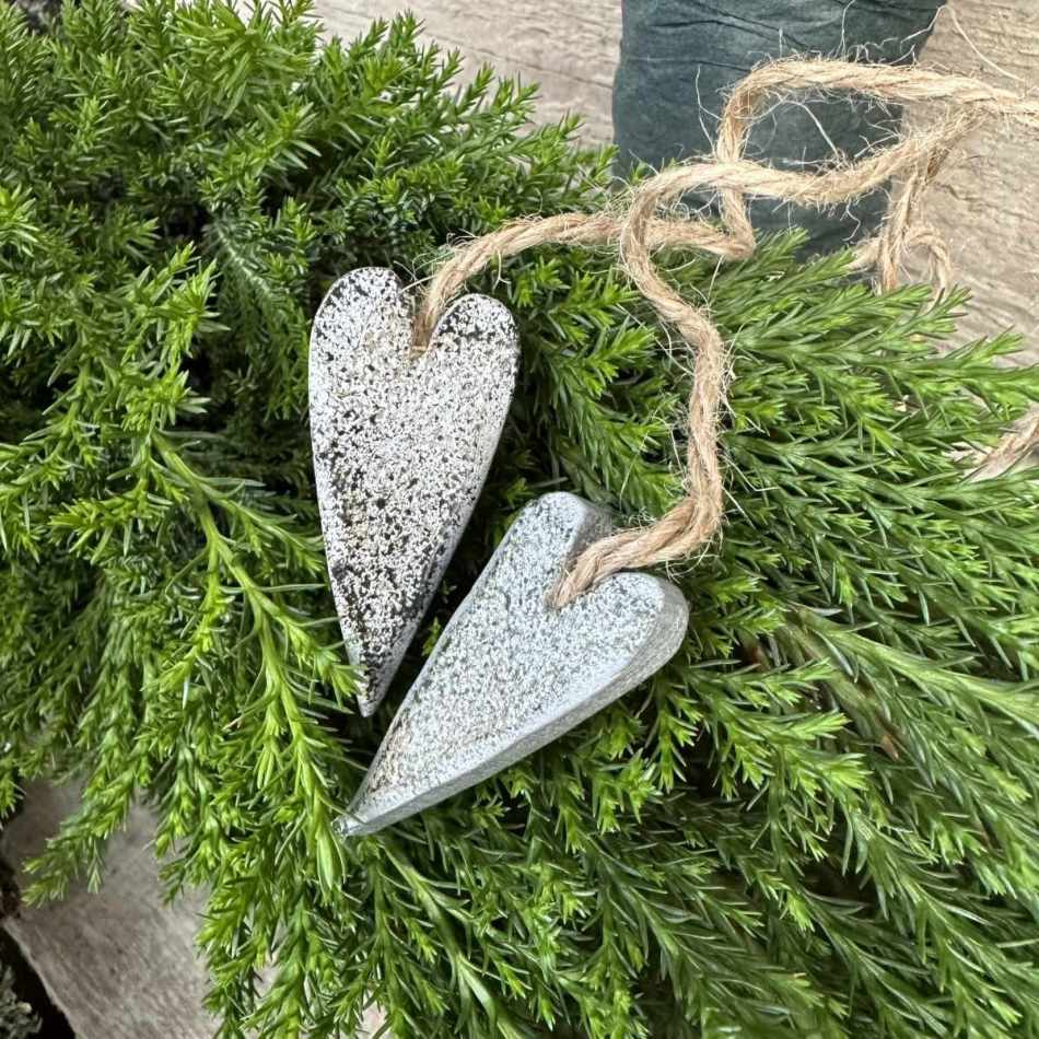 Hjärtan på natursnöre 2 st, Silverfärgade