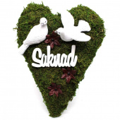 Mosshjärta med duvor och blommor Mosshjärta med duvor och blommor