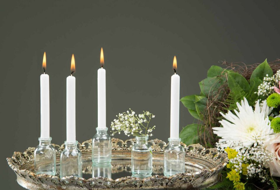 Liten glasflaska med brunt glas och kork