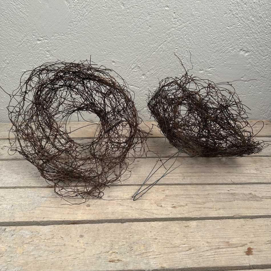 Bukettrede i naturmaterial. Ca 24 cm.