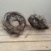 Bukettrede i naturmaterial. Ca 24 cm. Bukettrede i naturmaterial. Ca 24 cm.