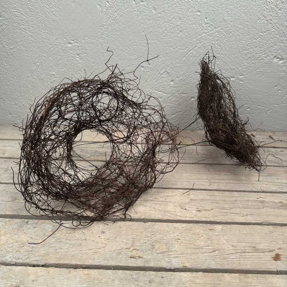 Bukettrede i naturmaterial. Ca 24 cm.
