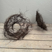 Bukettrede i naturmaterial. Ca 24 cm. Bukettrede i naturmaterial. Ca 24 cm.