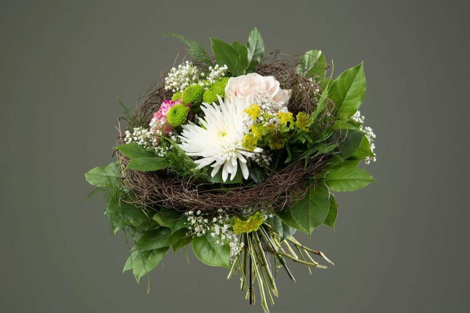 Bukettrede i naturmaterial. Ca 24 cm.