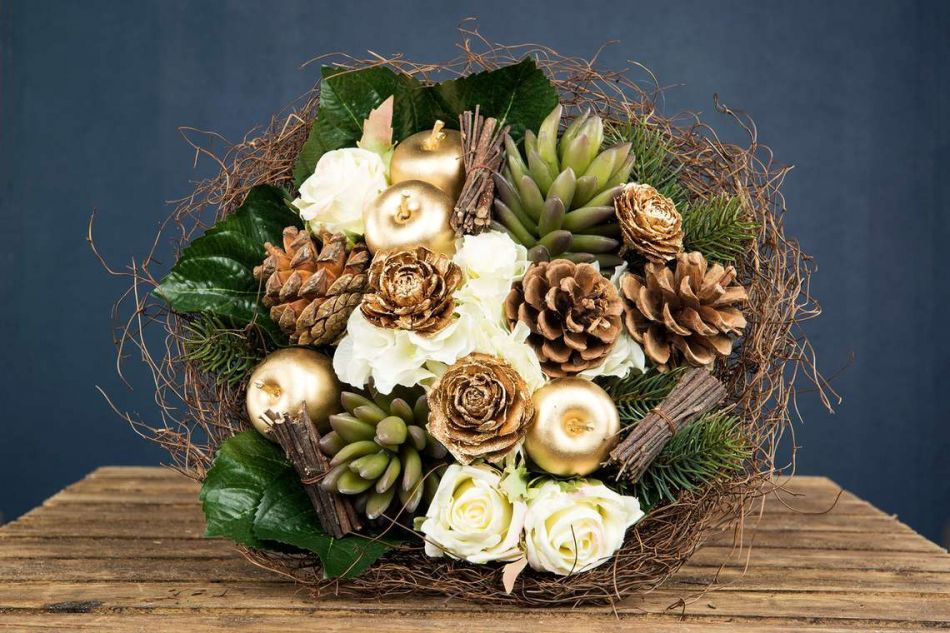 Bukettrede i naturmaterial. Ca 24 cm.