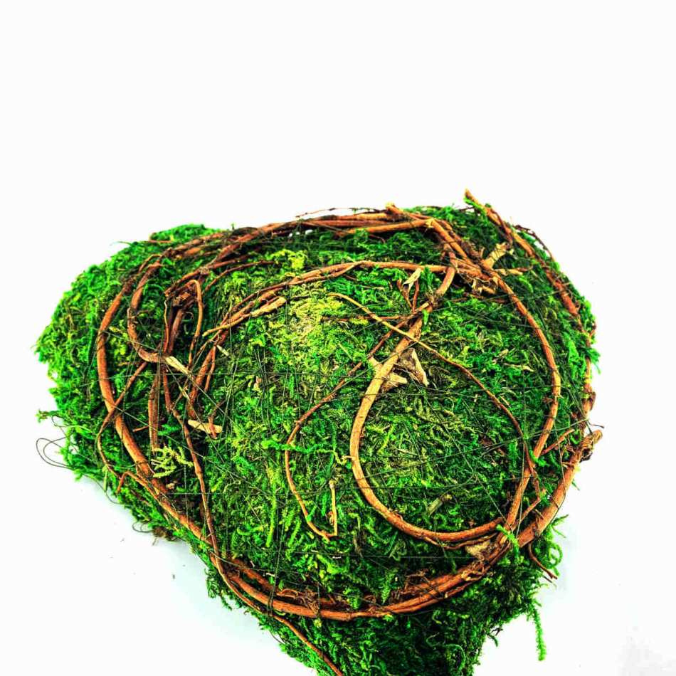 Hjärta av mossa med kvistar. 20x20 cm