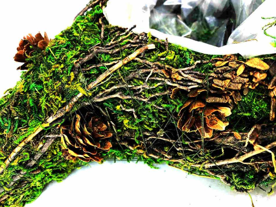 Kruka av mossa, kvistar och kottar 30x20 cm