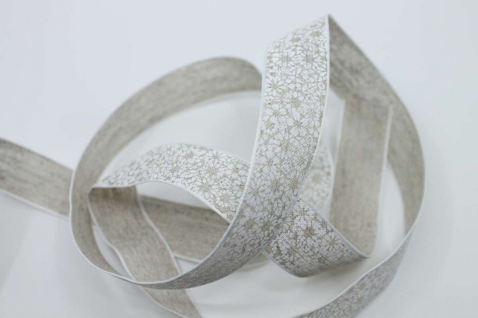 Bege band med vita  blommor. ( 2,5 meter )