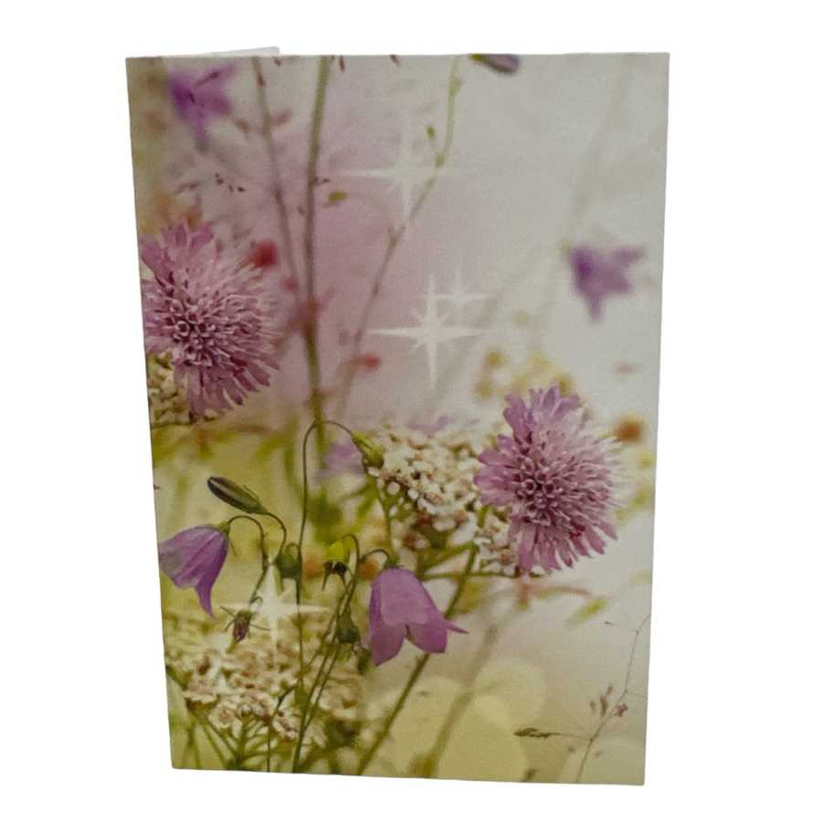 Blomsterkort dubbelvikt med lila ängsblommor 25st