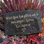 Skiffersten med text – Mina ögon kan glittra och le Skiffersten med text – Mina ögon kan glittra och le