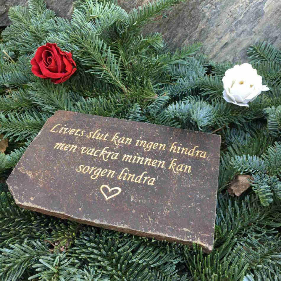 Skiffersten med text – Livets slut kan ingen hindra