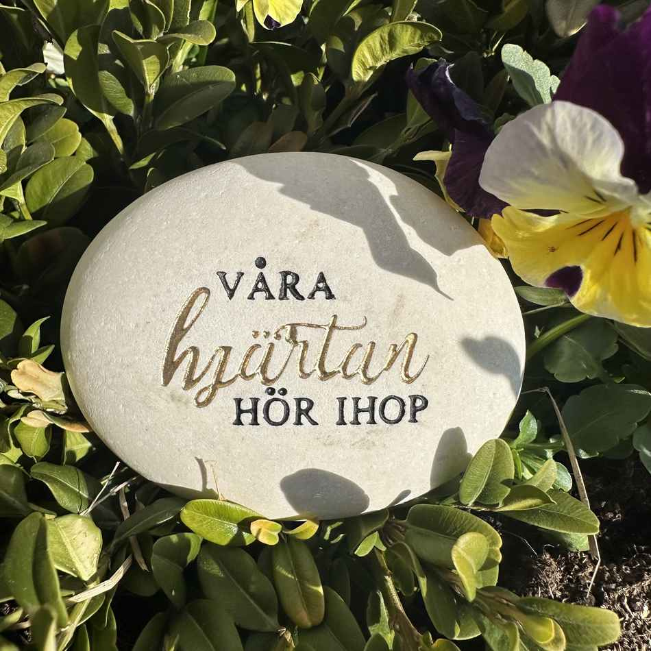 Sten med text - Våra hjärtan hör ihop