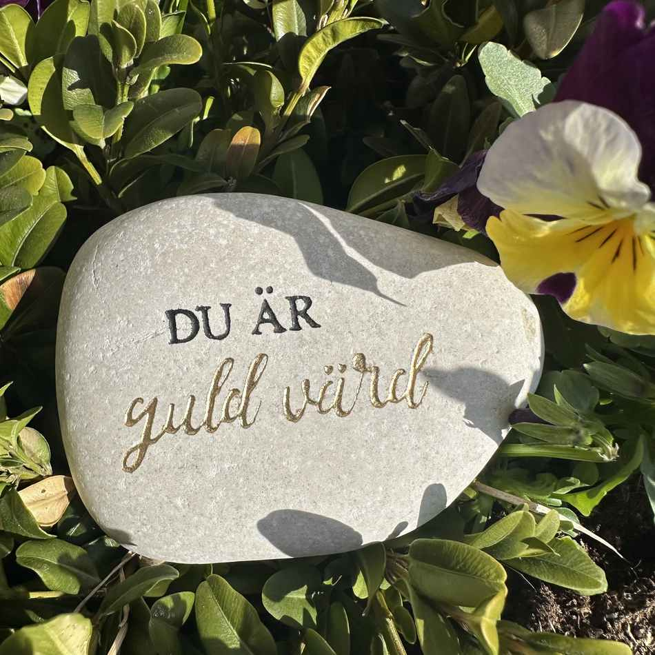 Sten med text - Du är guld värd
