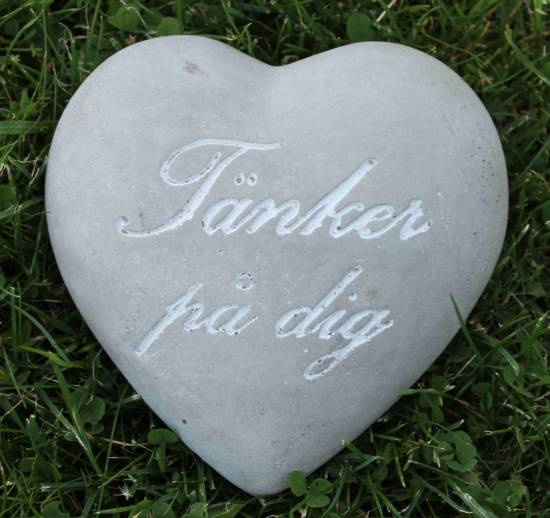 Hjärta med text gjord av betong