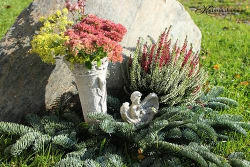Gravvas med blomma