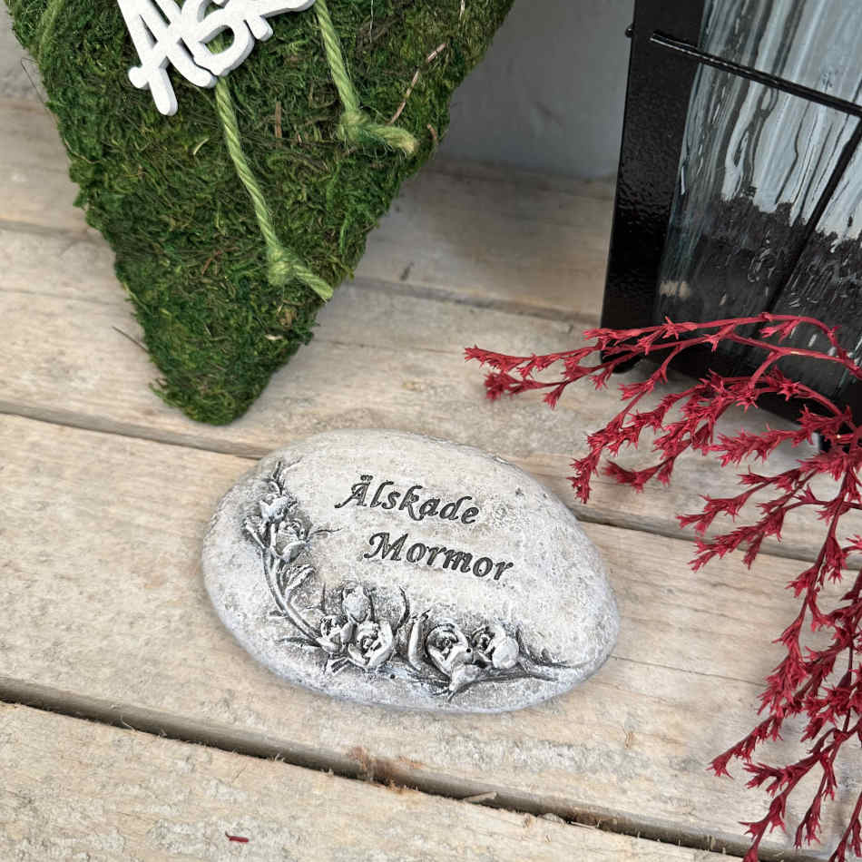 Sten med text Älskade Mormor