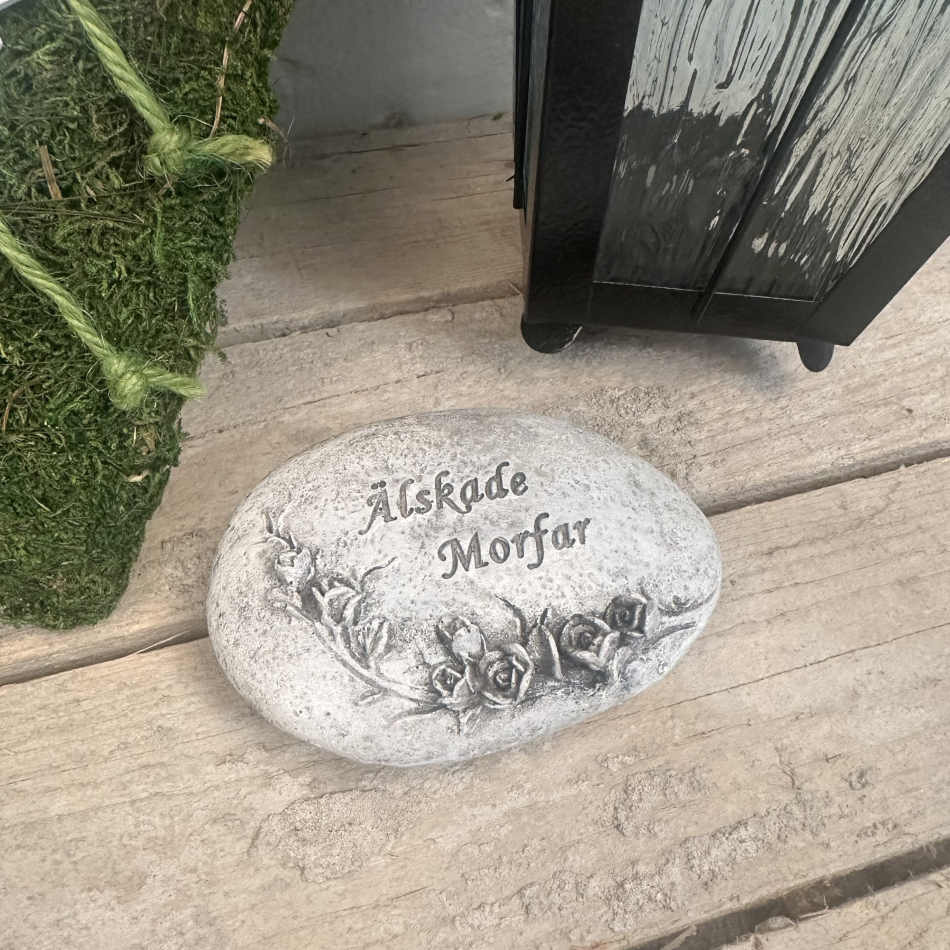 Sten med text Älskade Morfar