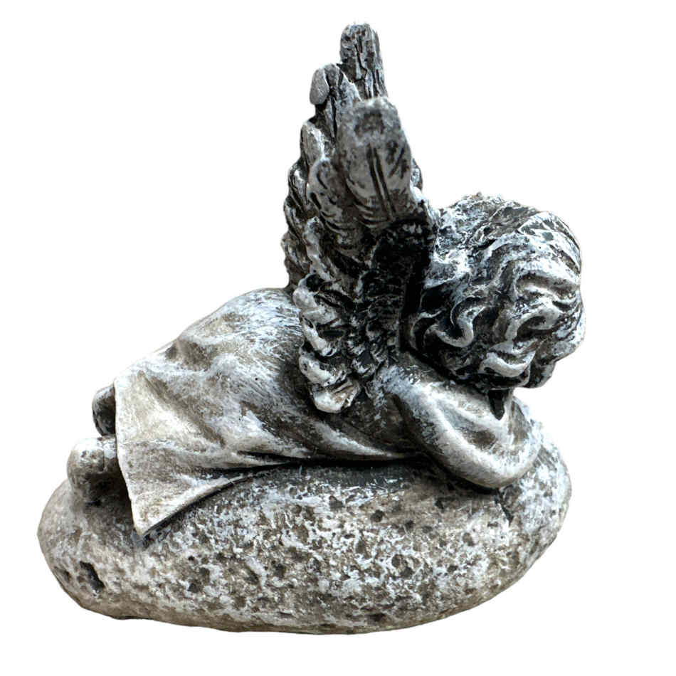 Ängel i grått på sten med texten För evigt älskad, ca 9 cm