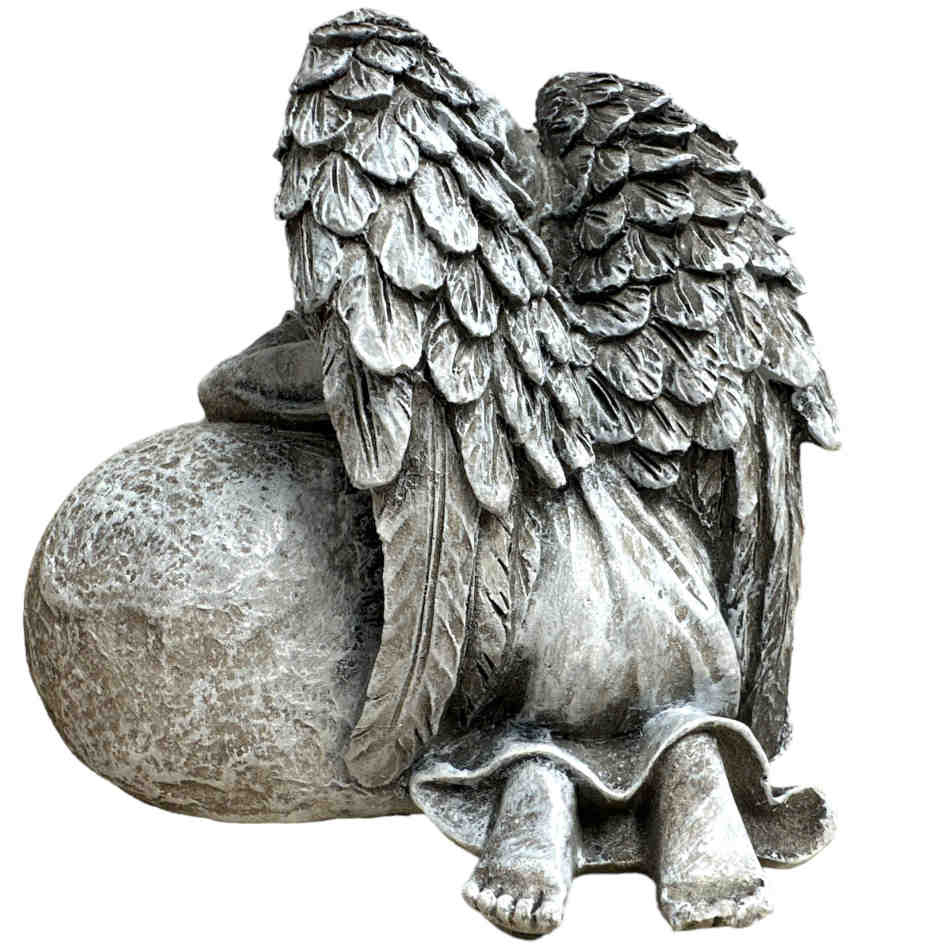 Ängel i grått på sten med texten Älskad Saknad, ca 13 cm