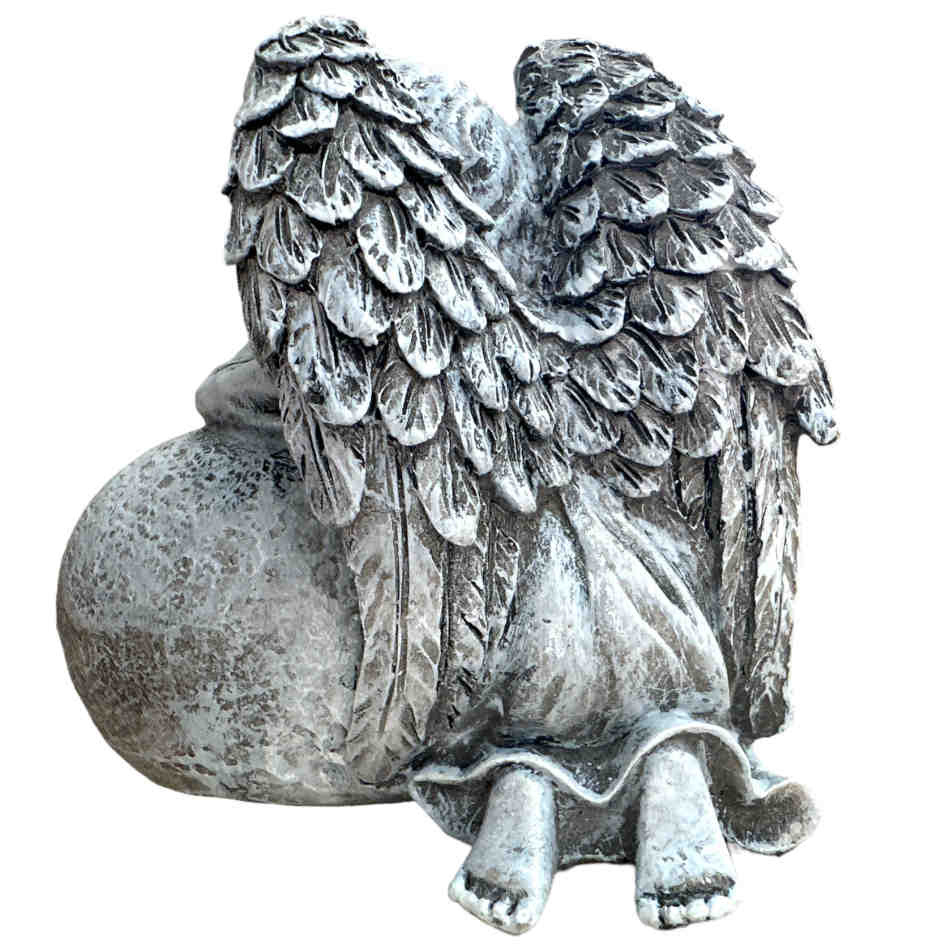 Ängel i grått på sten med texten Saknaden är stor, ca 13 cm