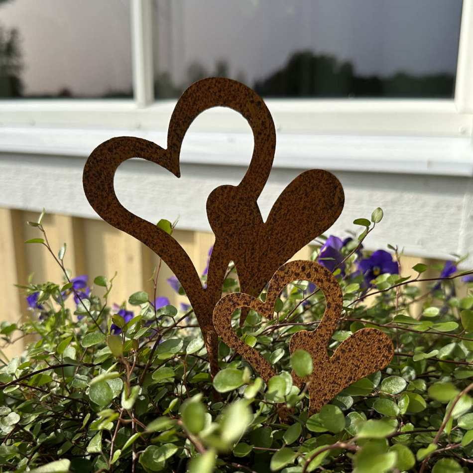 Hjärtan av rostig metall, ca 8 cm