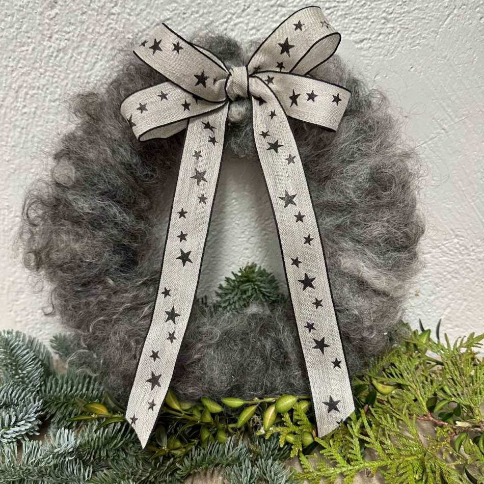 Rosett av linne med Svarta stjärnor , ca 15cm