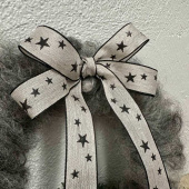 Rosett av linne med Svarta stjärnor , ca 15cm Rosett av linne med Svarta stjärnor , ca 15cm