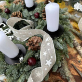 Dekorband naturfärgat med vita stjärnor 25mm (15m) Dekorband naturfärgat med vita stjärnor 25mm (15m)