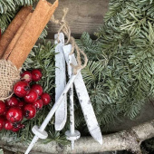 Skidor och stavar. Vita.7 cm Skidor och stavar. Vita.7 cm