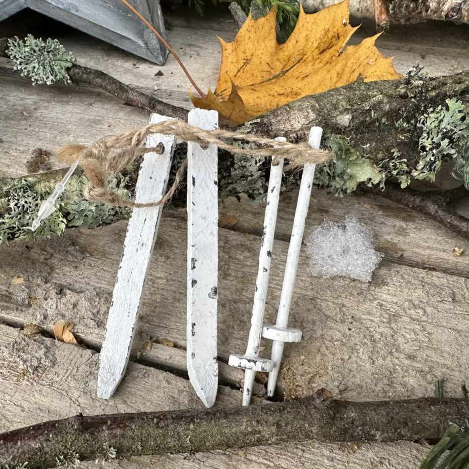 Skidor och stavar. Vita.7 cm
