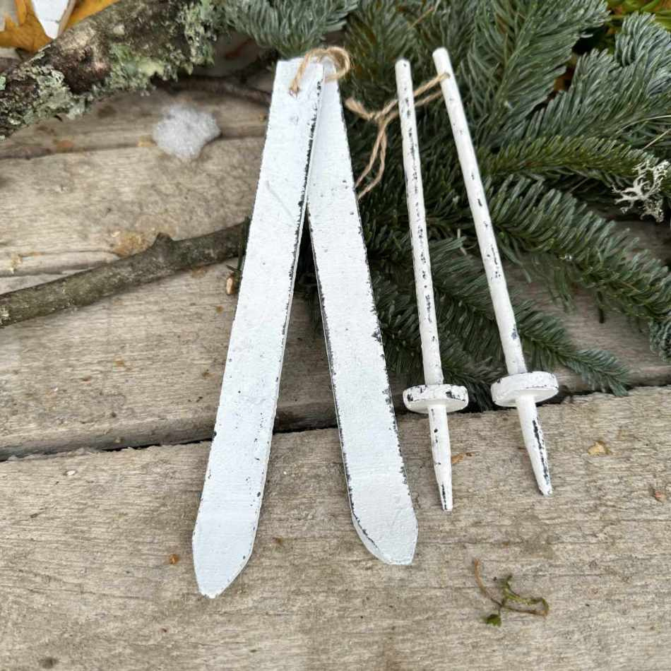 Skidor och stavar. vit. 20 cm
