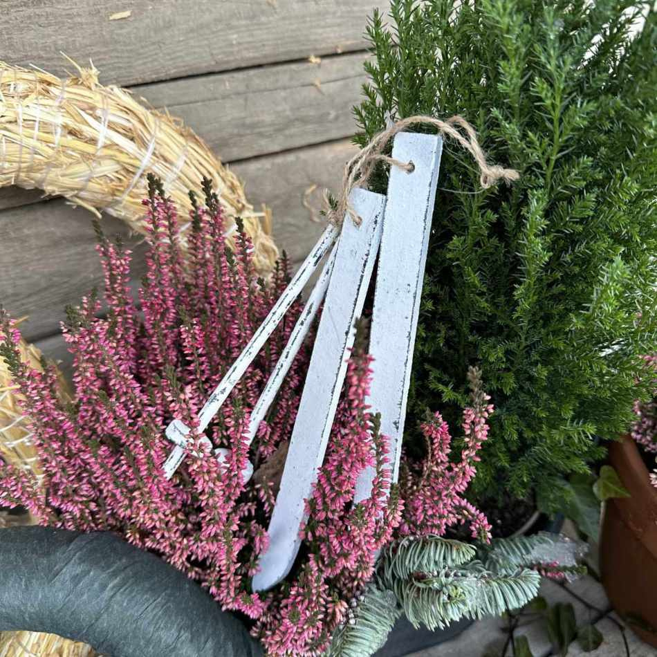 Skidor och stavar. vit. 20 cm